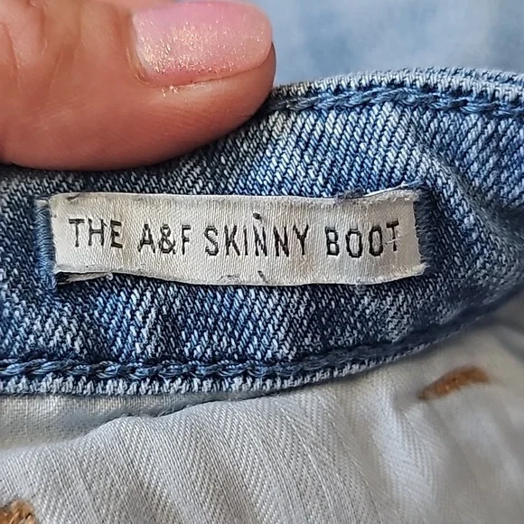 Abercrombie and Fitch light wash distressed jeans skinny boot - Picture 7 of 7